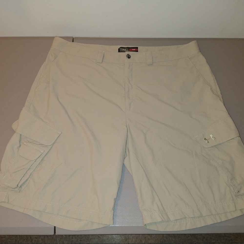 Men's under armor size 42 shorts khaki cargo